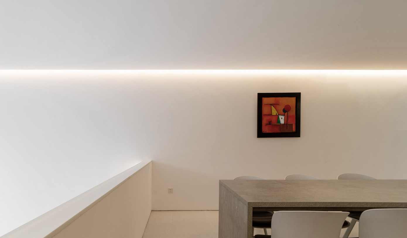 Vách ngăn phòng lớn, vách ngăn màu trắng, các khe hở được bố trí để đón làn gió mát mùa hè, giúp không khí lưu thông và làm mới mỗi góc của căn nhà.