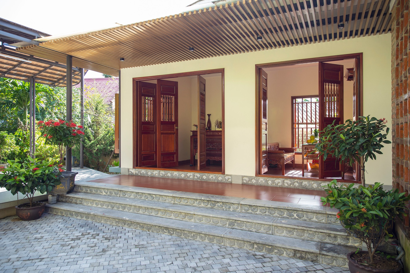 Ngôi nhà sử dụng hệ cửa bức bàn - loại cửa truyền thống của vùng đồng bằng Bắc Bộ.