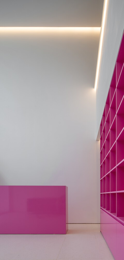 Tất cả các tầng mở ra với giếng trời ở trung tâm, phục vụ như một sự kết nối theo chiều dọc không gian.