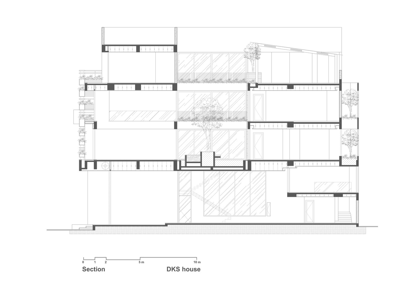Không gian mở cùng những khối kiến trúc được sắp xếp linh hoạt, khiến ngôi nhà hòa hợp với môi trường tự nhiên. Cửa trượt và vườn cây kết nối đời sống sinh hoạt riêng tư và cộng đồng. Thiết kế tối giản phối hợp với sự tương phản trong những vật liệu bê tông trần, các tấm thép và đồ vật nội thất nâng cao trải nghiệm cá nhân. Những lớp ánh sáng xuyên qua không gian và cây xanh tạo nên chiều sâu cho ngôi nhà.
