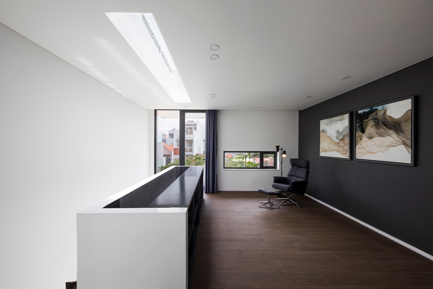 Khu vực đệm ở ngay cầu thang dành cho các sinh hoạt chung của gia đình.