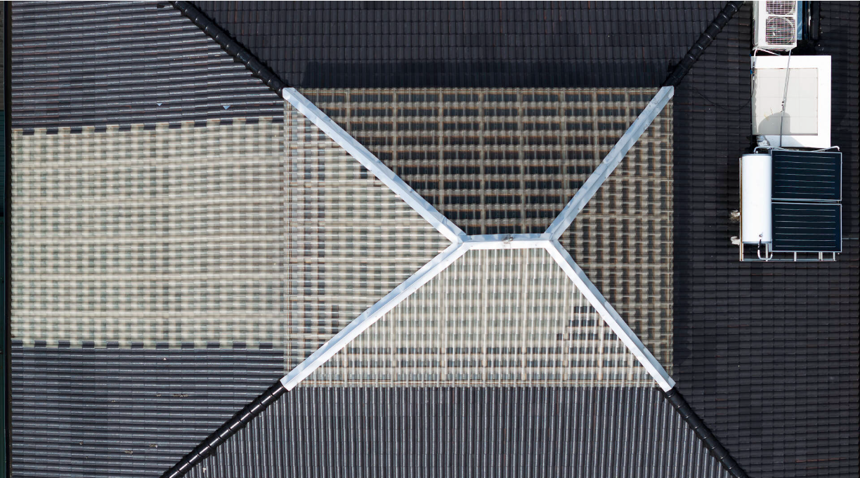 Phần mái được thiết kế để vừa giúp ngôi nhà lấy sáng nhưng không khiến không gian nóng bức.