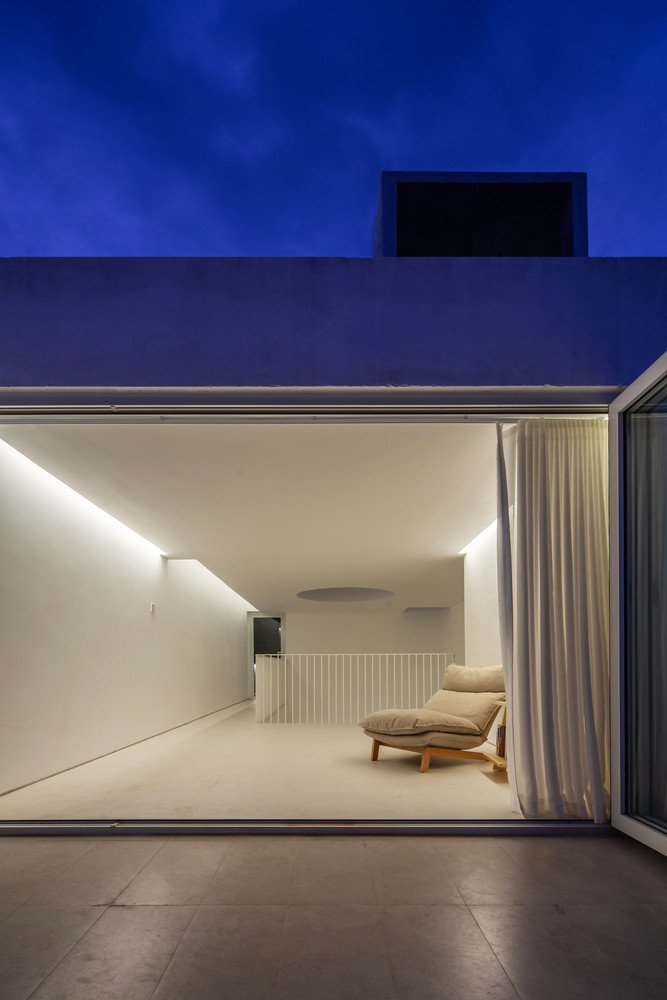 Trong khung cảnh đô thị, nơi có nhiều vẻ ngoài rời rạc khác nhau từ mỗi tòa nhà, căn nhà "tản bộ" nổi bật với nét đơn giản và yên tĩnh.