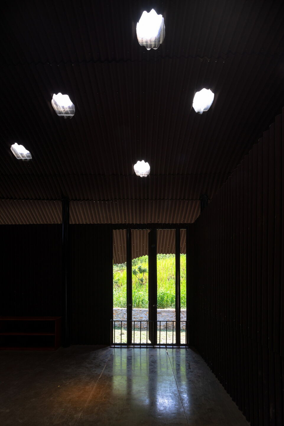 Những lỗ thủng trên mái tạo ánh sáng tự nhiên cho không gian phía trong ngôi trường.