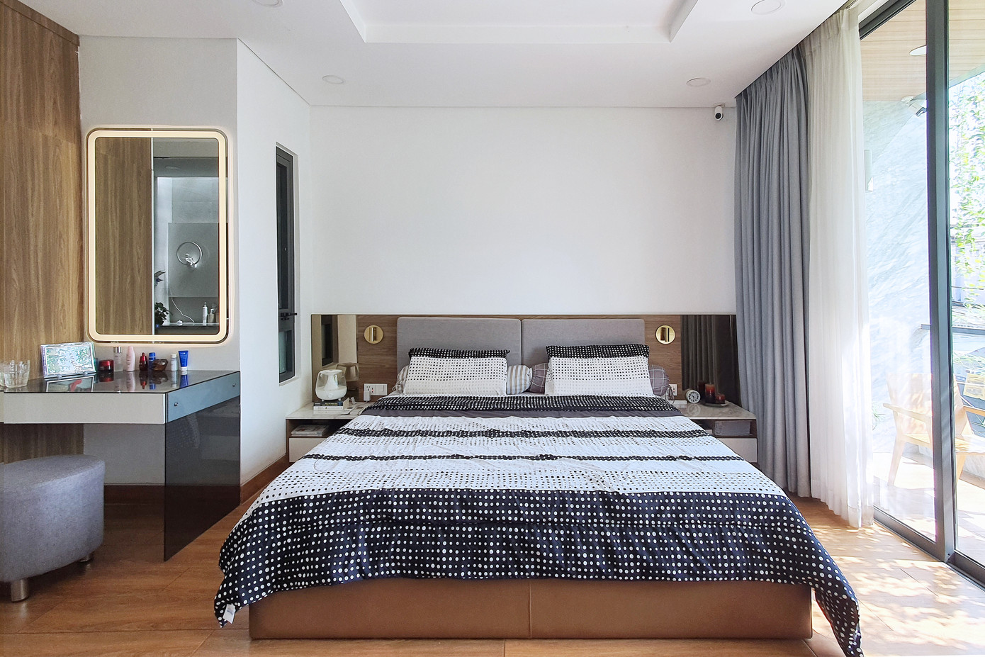 Phòng ngủ master lấy gam màu trắng làm chủ đạo, kết hợp với màu nâu của đồ nội thất tạo nên sự ấm cúng.