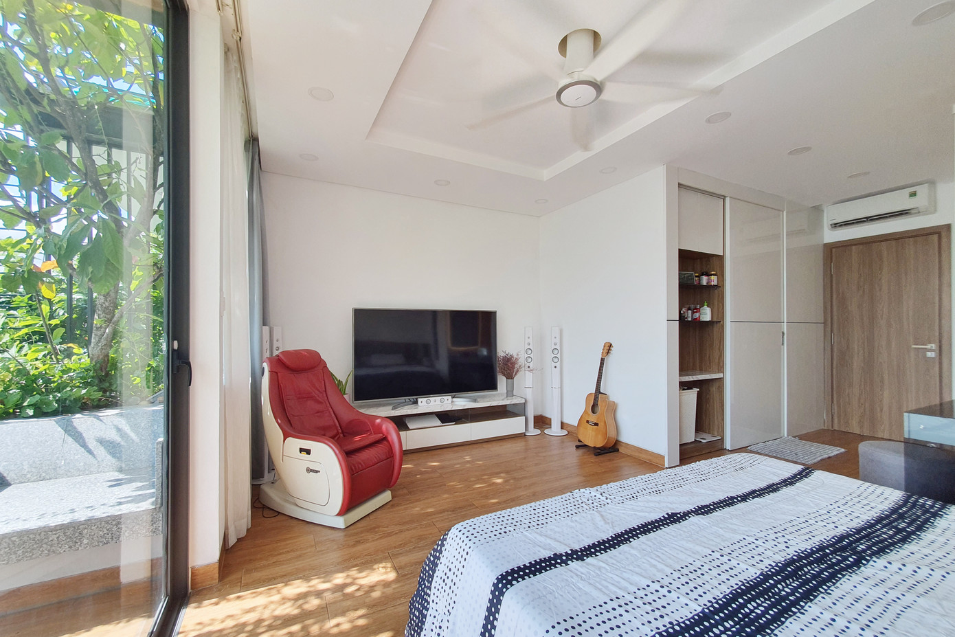 Mặc dù không nhiều đồ đạc nhưng thiết kế phòng ngủ vẫn tinh tế, hiện đại.