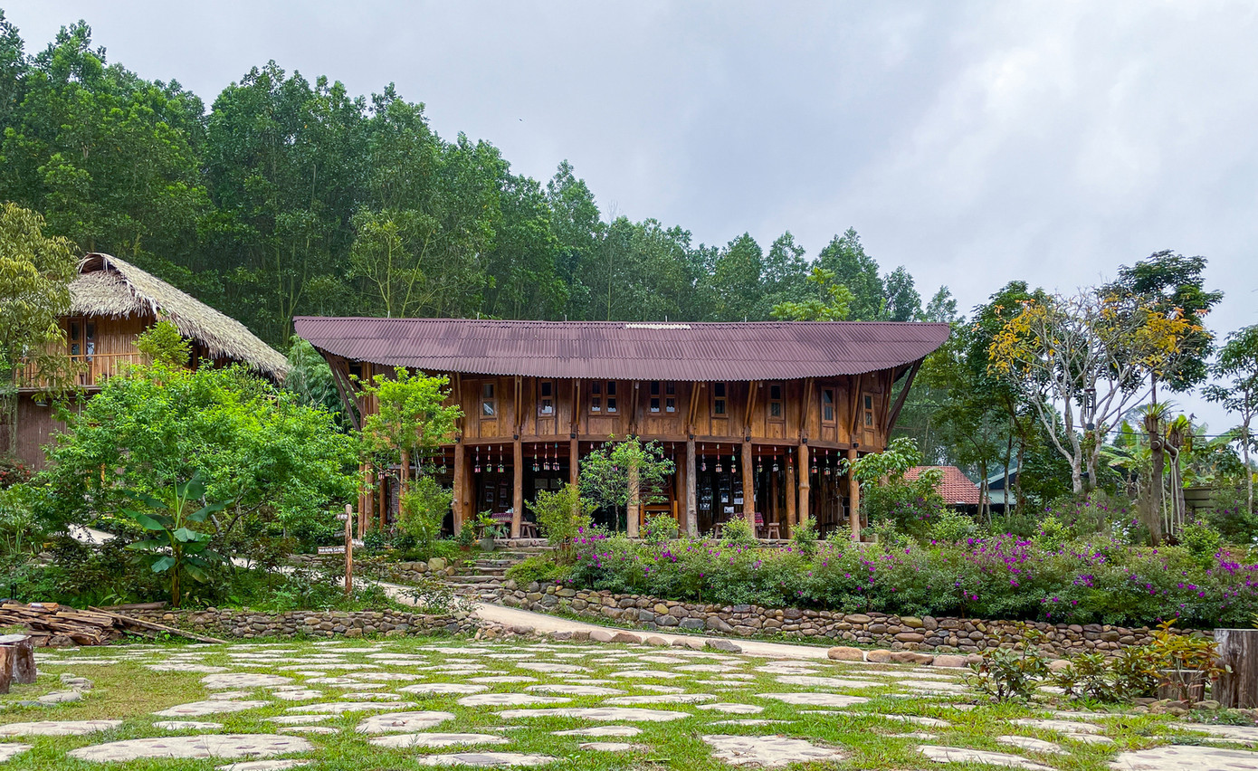 Nhà có hai tầng, tầng một là không gian mở dành cho các hoạt động chung như những buổi gặp gỡ, chào đón khách thăm quan, trưng bày vật dụng và hình ảnh địa phương. Tầng hai là không gian đóng với cửa sổ và tường gỗ để ngủ và sinh sống.