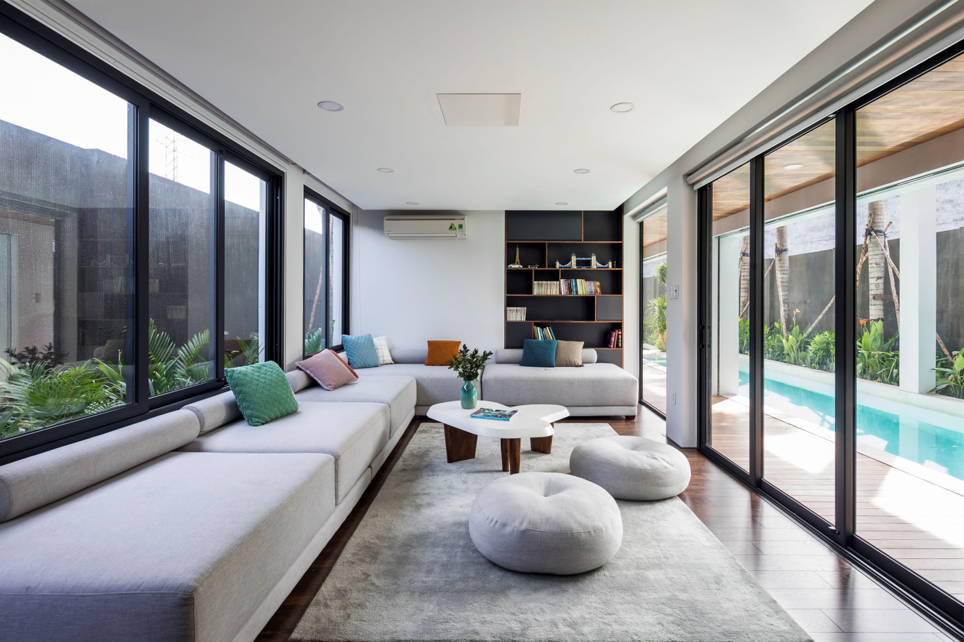 Phòng sinh hoạt chung thông thoáng và mát mẻ với bộ ghế sofa hiện đại.