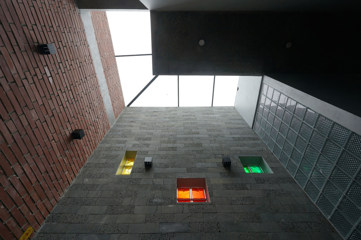 Mặt tiền hướng về phía tây bắc, rất nắng vào buổi chiều. Ở tầng hai, có hai lớp tường trong và tường ngoài với ban công ở giữa. Cửa sổ được sắp xếp so le nhau, kết hợp với cây xanh để chặn ánh nắng mặt trời chiếu trực tiếp vào phòng ngủ. Mặt tiền hướng về phía tây bắc, rất nắng vào buổi chiều. Ở tầng hai, có hai lớp tường trong và tường ngoài với ban công ở giữa. Cửa sổ được sắp xếp so le nhau, kết hợp với cây xanh để chặn ánh nắng mặt trời chiếu trực tiếp vào phòng ngủ.