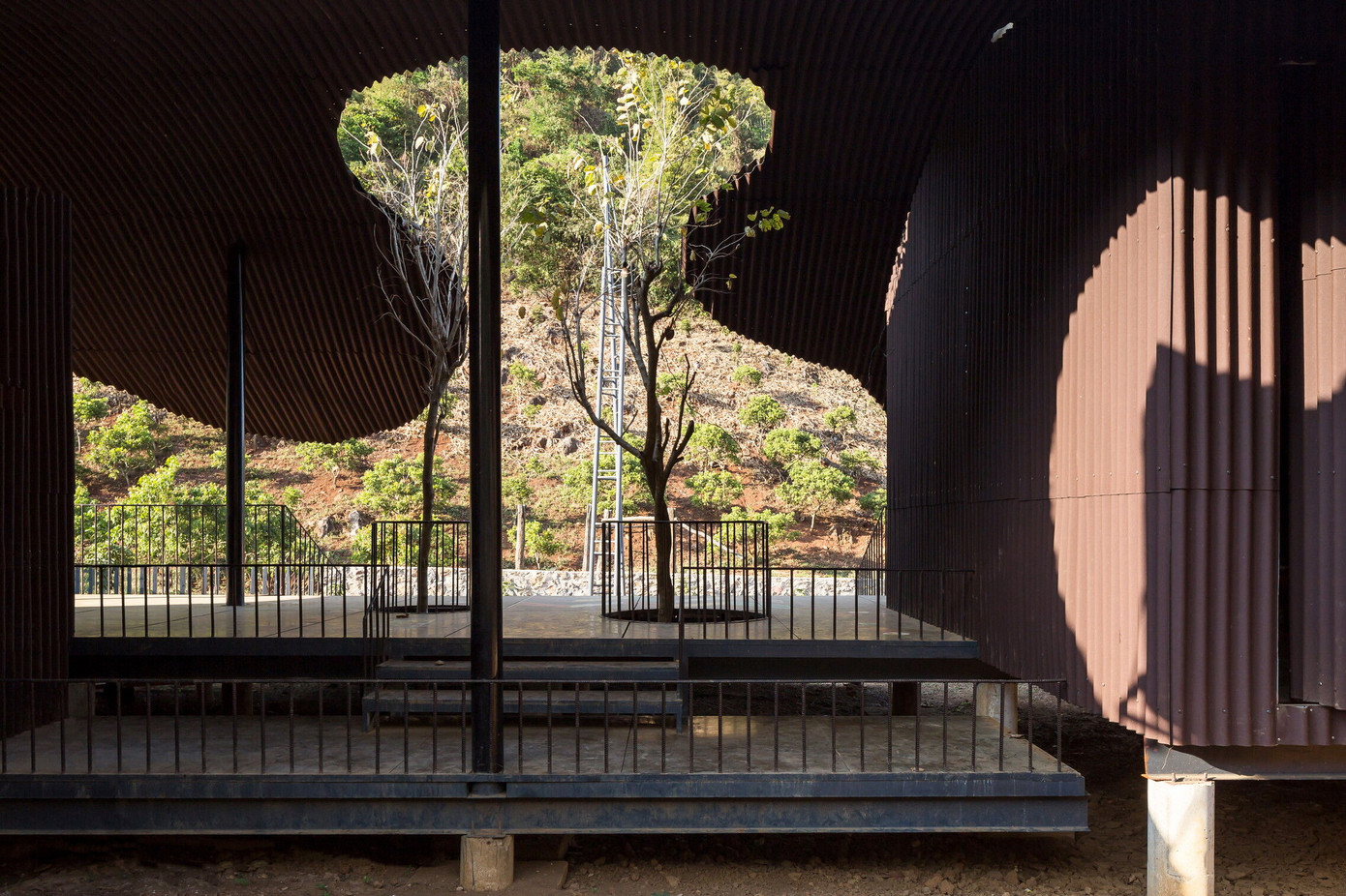 Sân trước của ngôi trường rộng rãi, đa chức năng.