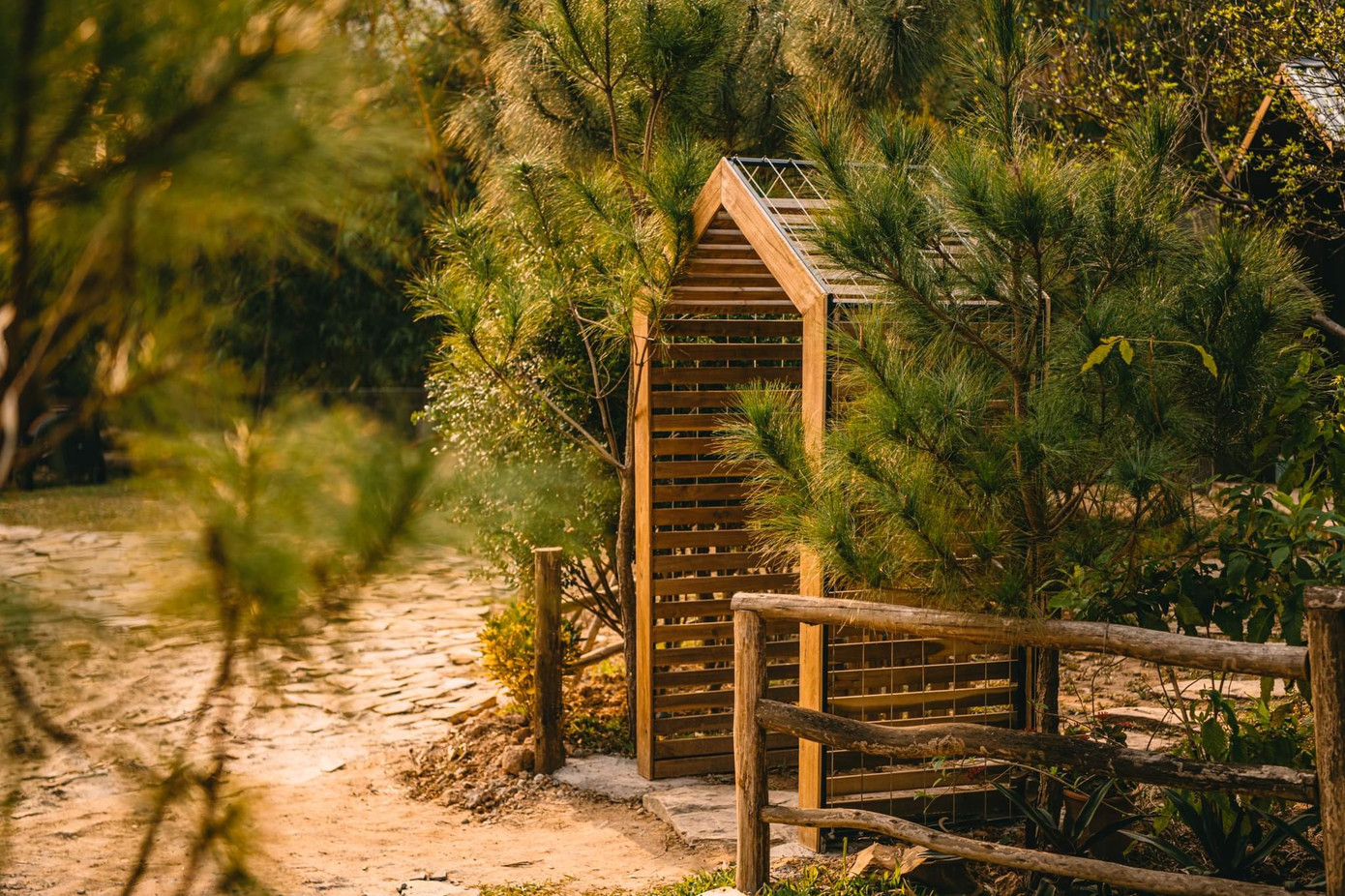 Ngay từ cổng vào, Mận House đã gây ấn tượng với vẻ mộc mạc, giản dị với chất liệu gỗ là chủ yếu.