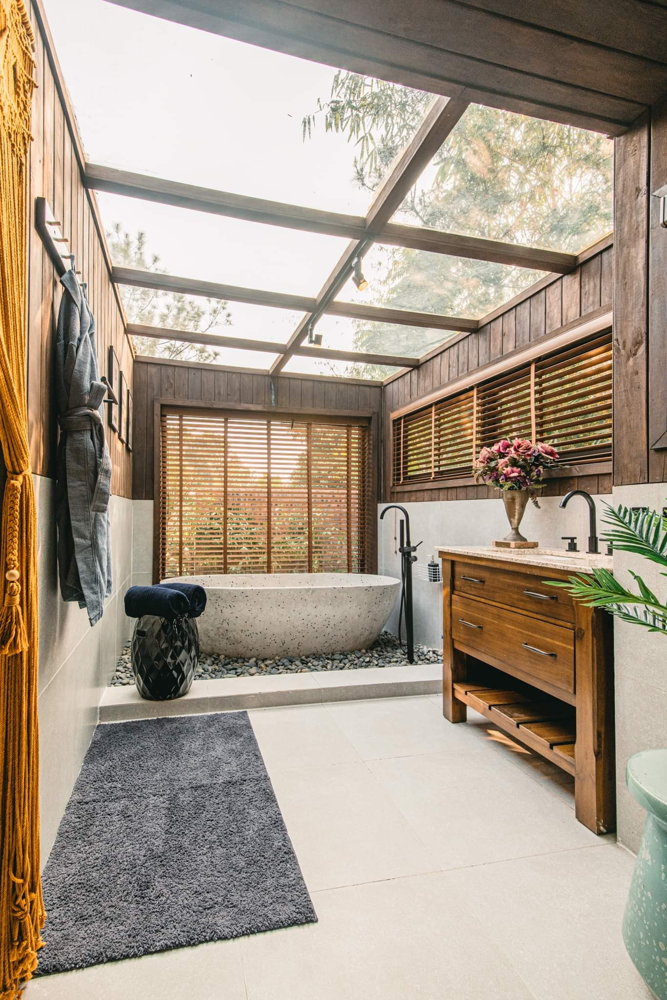 Khu vực giếng trời bằng kính giúp con người và thiên nhiên thêm kết nối.