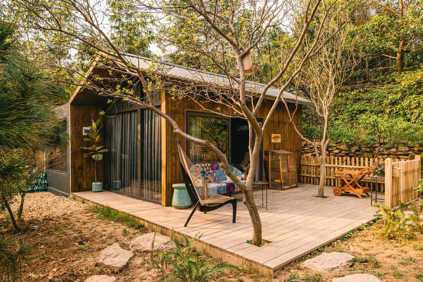 Ngay từ cổng vào, Mận House đã gây ấn tượng với vẻ mộc mạc, giản dị với chất liệu gỗ là chủ yếu.