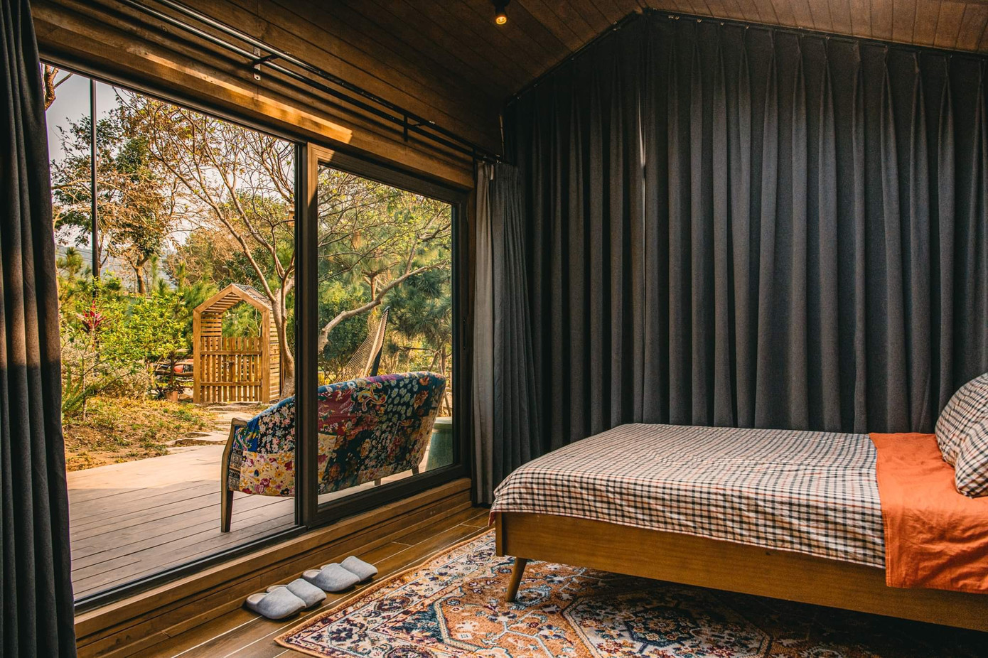 Hệ cửa dẫn ánh sáng trực tiếp, đem lại tầm nhìn thoáng đãng cho căn nhà.