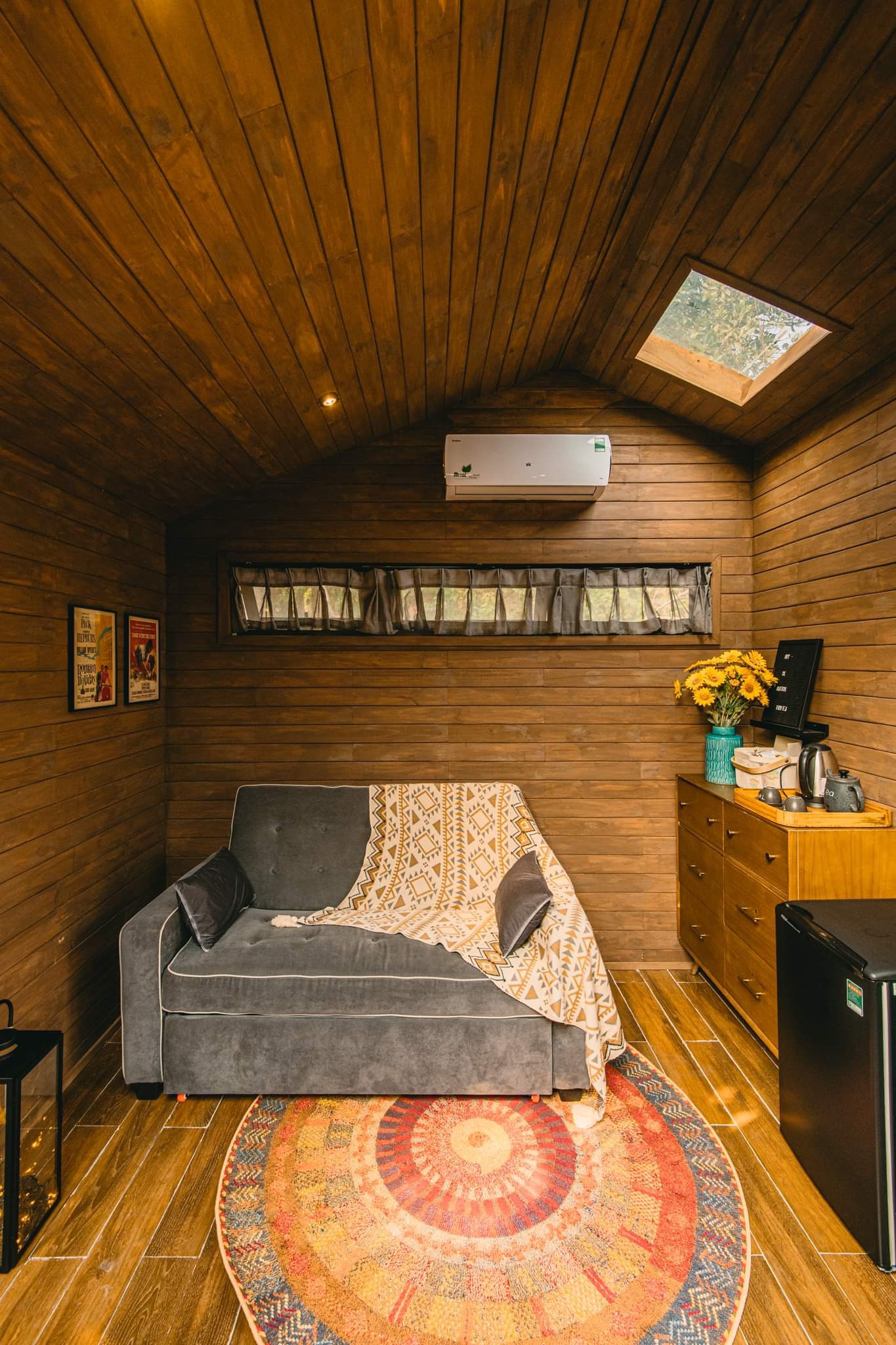 Bên cạnh giường ngủ là một chiếc sofa giường được thiết kế đơn giản, dành cho 2 người.