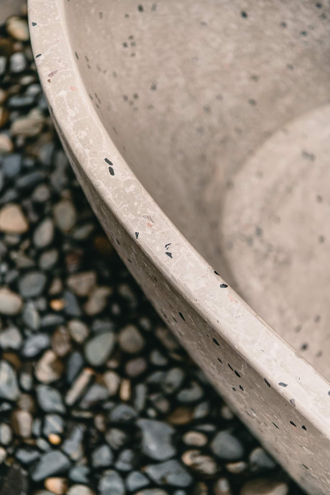 Lớp sỏi xung quanh bồn tắm giúp thư giãn khi ngâm mình.