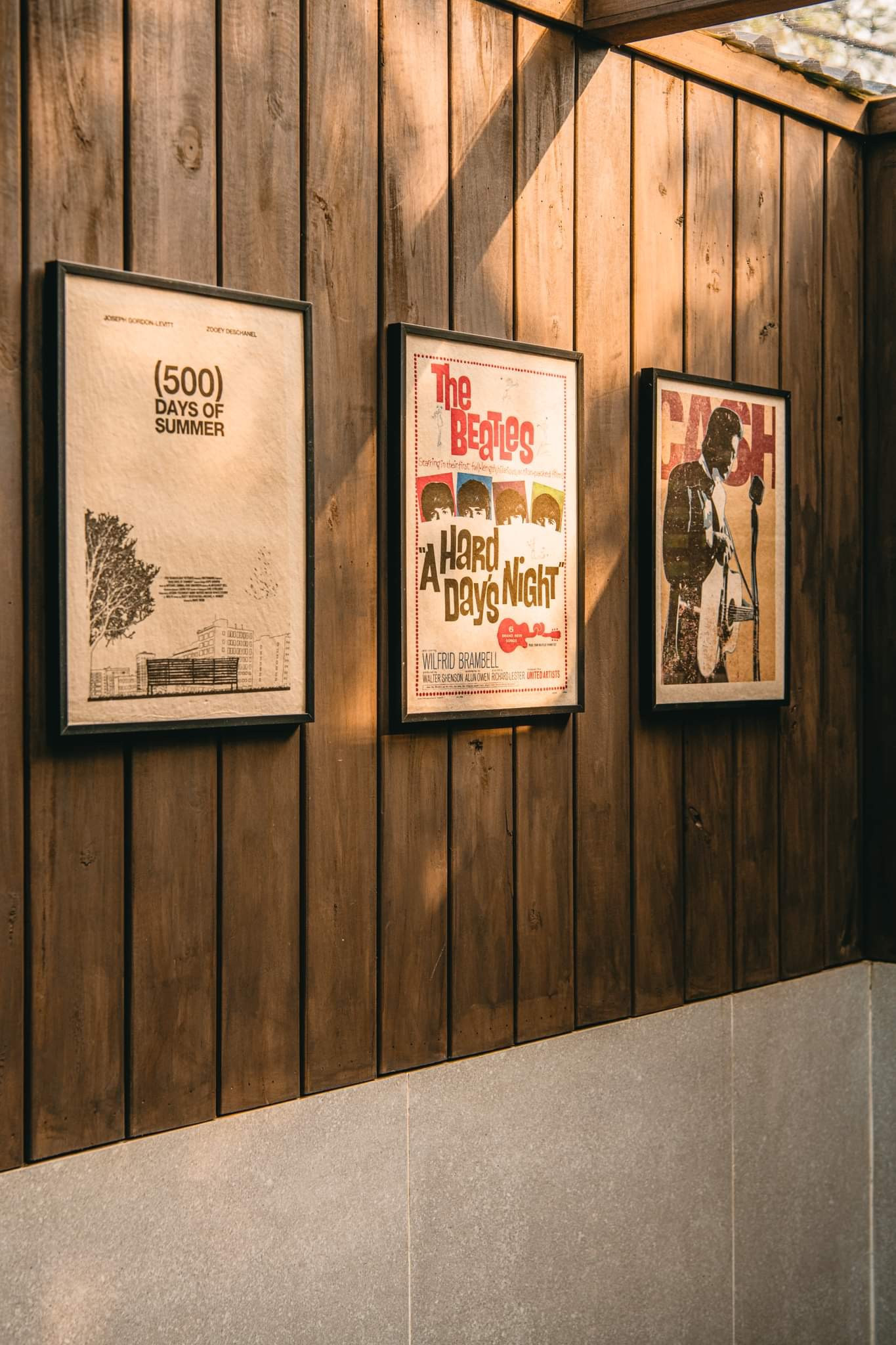 Tranh treo tường giúp không gian phòng tắm thêm màu sắc.