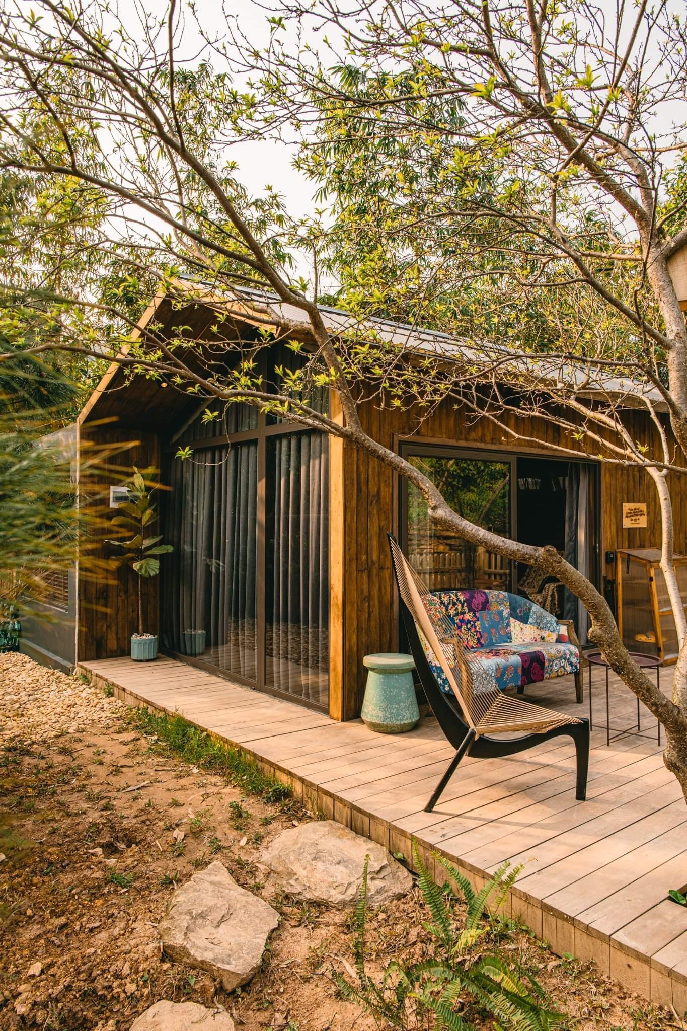 Khoảng sân vườn thoáng đãng là nơi mọi người uống trà, trò chuyện.