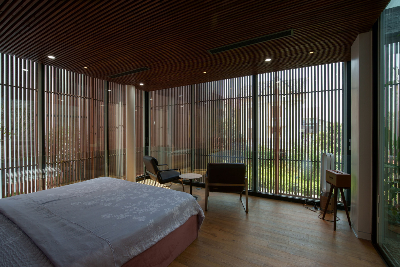 Phòng ngủ hướng ra khu sân vườn chính, tránh hướng nắng và gió nóng từ phía Tây.