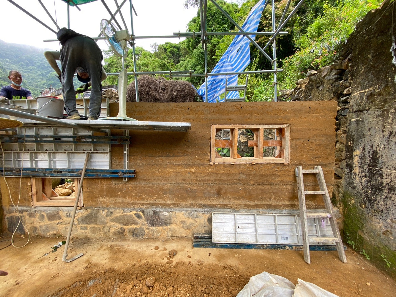 Được dẫn dắt bởi Thomas Chung, Phó Giáo sư Trường Kiến trúc, CUHK, dự án Plum Grove kéo dài hai năm có sự tham gia của dân làng, hơn 1200 tình nguyện viên cộng đồng, và ba nhóm sinh viên kiến trúc. Hiện tại đang là giai đoạn thứ hai của dự án.