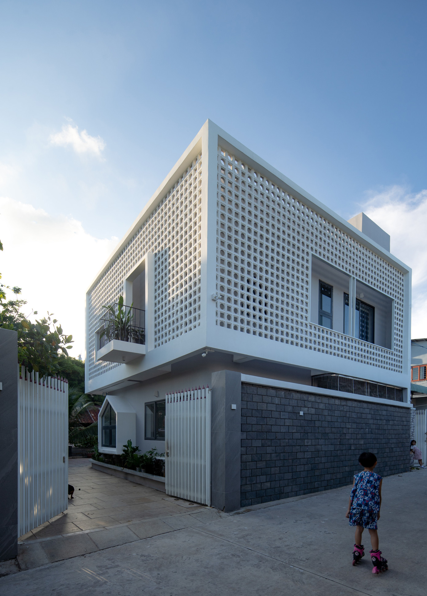 Ngôi nhà 2 tầng sở hữu không gian sống xanh, hòa hợp với thiên nhiên.