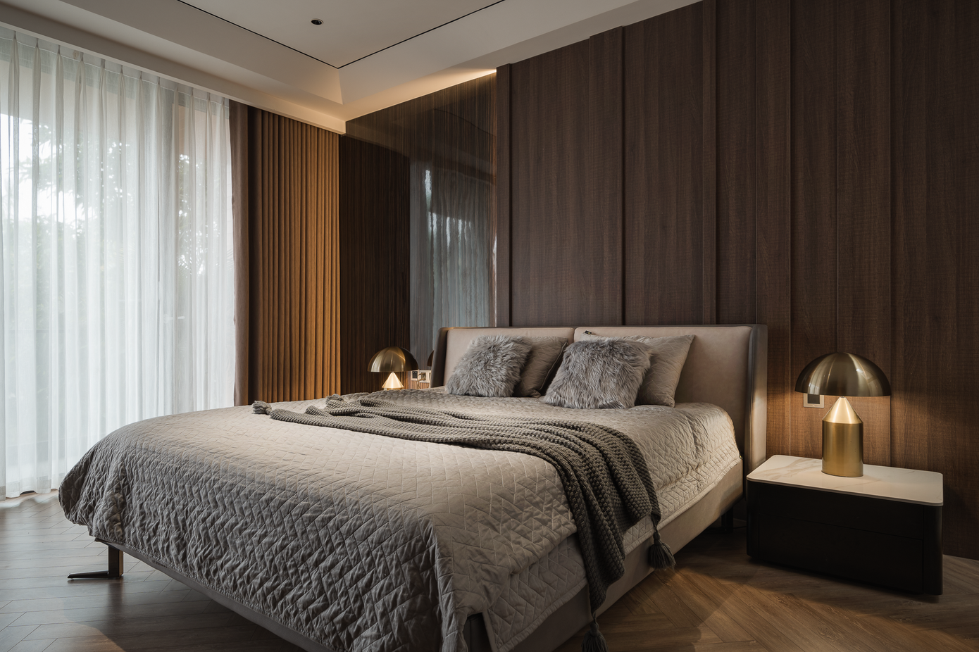 Phòng ngủ rộng rãi, với tông màu chủ yếu là màu nâu đất và màu ghi, khiến không gian thêm trầm lắng. Phòng ngủ rộng rãi, với tông màu chủ yếu là màu nâu đất và màu ghi, khiến không gian thêm trầm lắng.