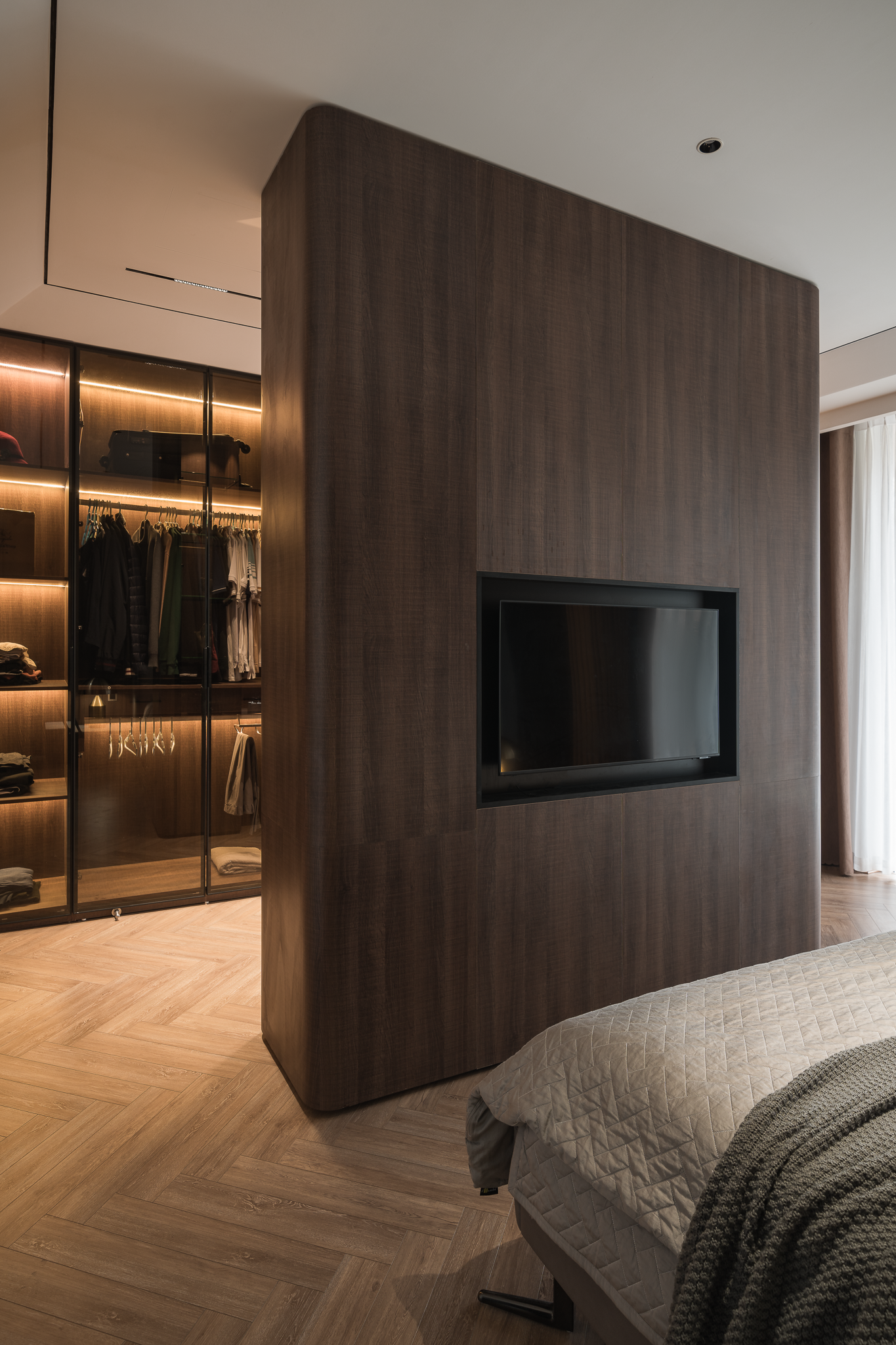 Hệ tủ hai mặt tách khu vực ngủ và thay đồ, với mặt ngoài là hệ vách ngăn và tivi. Hệ tủ hai mặt tách khu vực ngủ và thay đồ, với mặt ngoài là hệ vách ngăn và tivi.