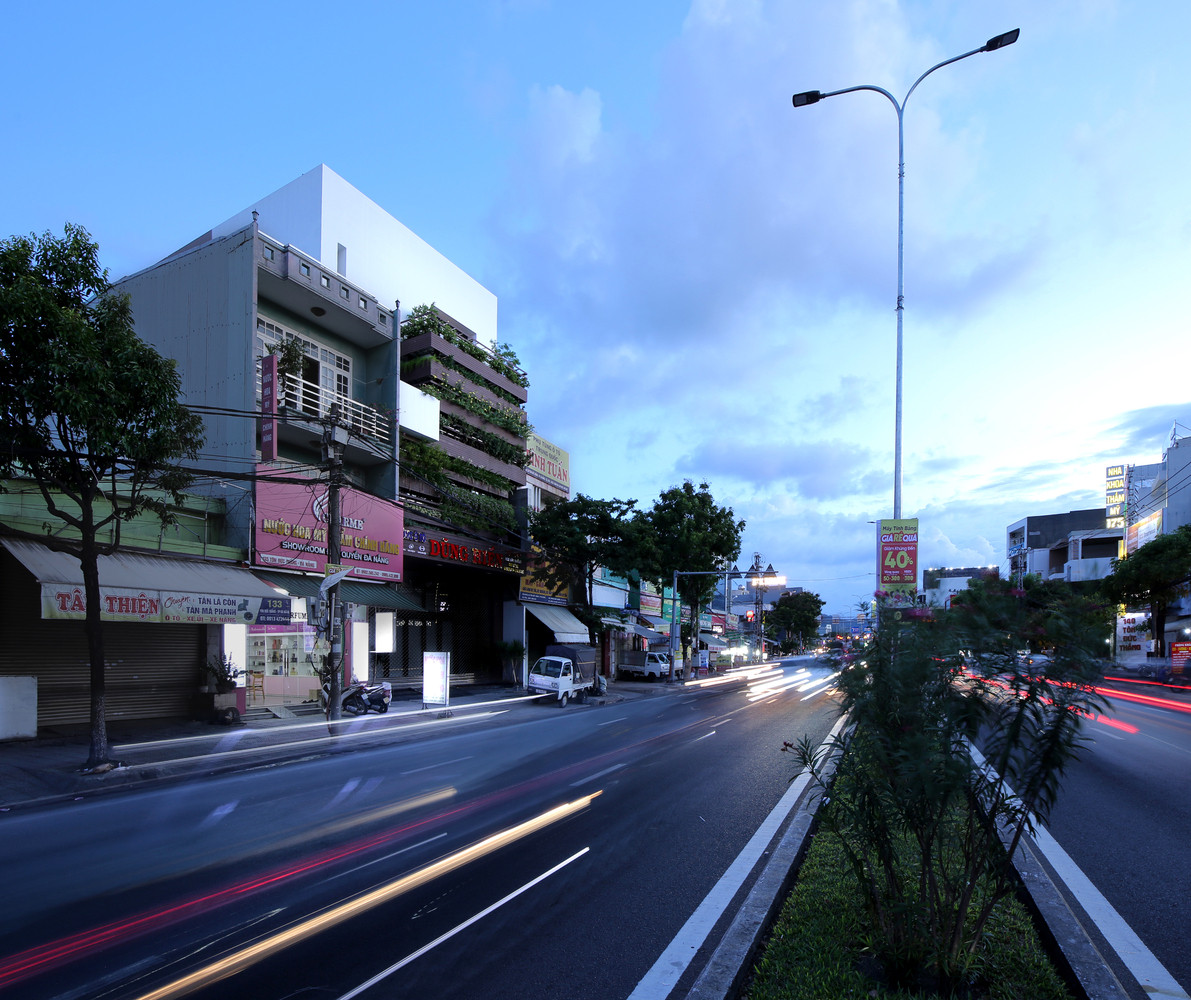 Mặt chính của ngôi cũng nhà mang không gian mở. Những chậu cây xanh rậm rạp được đặt ở mặt trước để ngăn bụi và tia cực tím chiếu thẳng vào ngôi nhà.