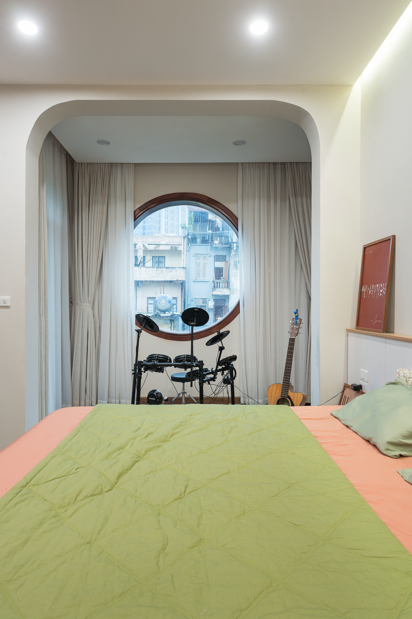 Cửa sổ hình tròn là điểm nhấn ở phòng ngủ tầng 3. Cửa sổ hình tròn là điểm nhấn ở phòng ngủ tầng 3.