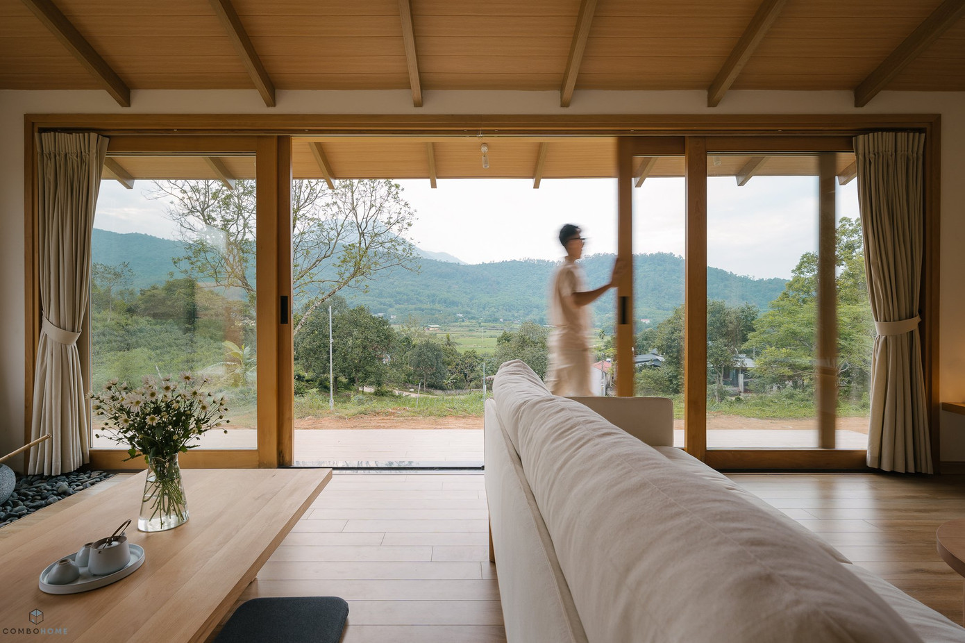 Mikan – trong tiếng Nhật có nghĩa là quả Quýt, ngôi nhà được đặt trên khu xóm Quýt tại Yên Bài, Ba Vì.