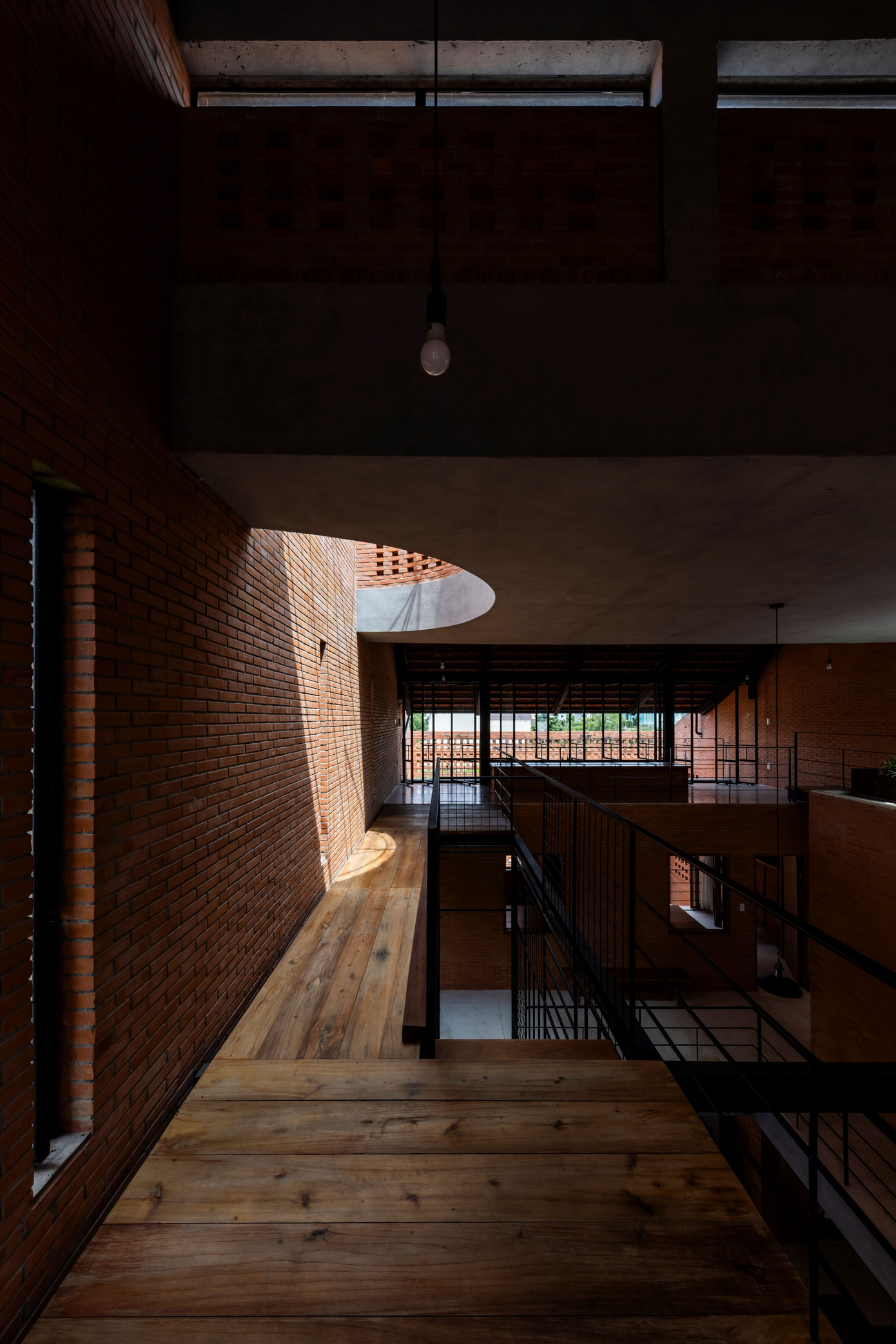 Lớp tường gạch và các ô cửa đưa gió đi vào nhà.