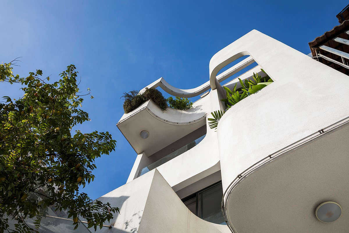 Hồ Lô house là ngôi nhà ống 2 mặt tiền nằm giữa lòng Sài Gòn, nổi bật với những đường cong.