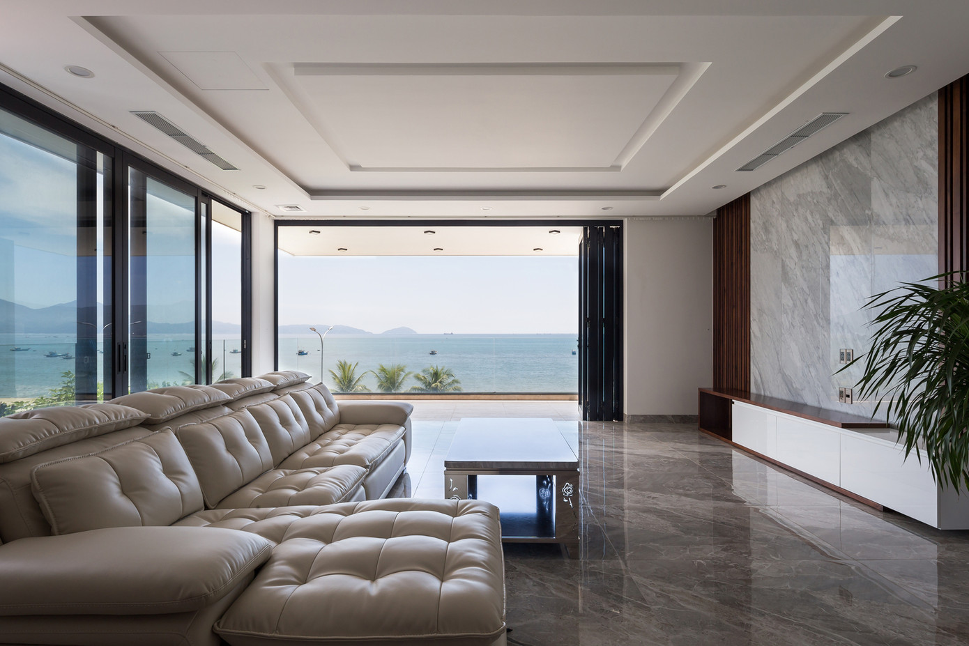 Căn nhà có 3 tầng với không gian chính hướng ra biển.