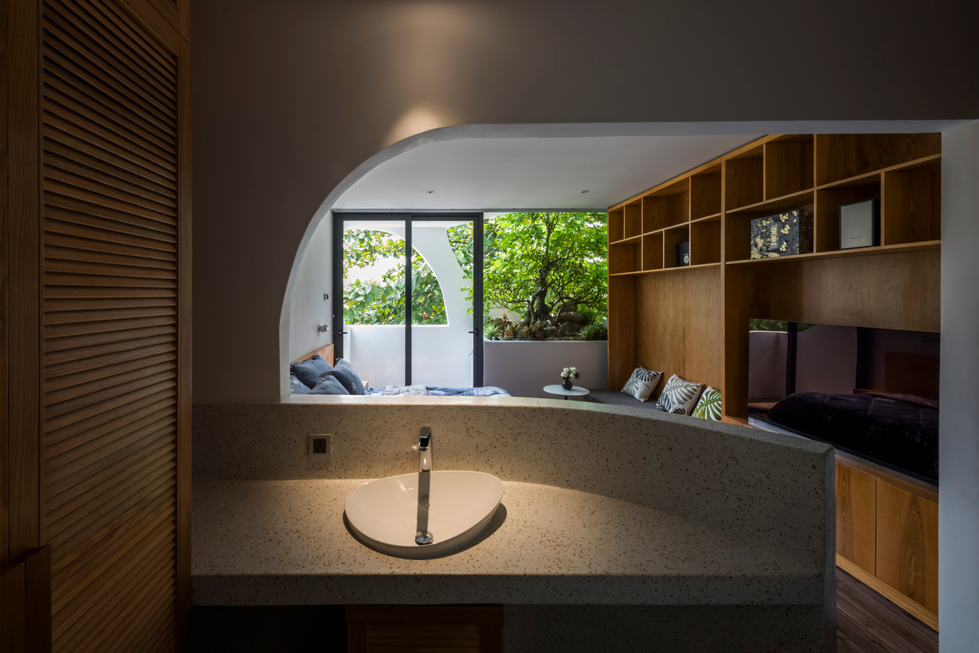 Bệ đá cong ngăn cách phòng ngủ và phòng vệ sinh.