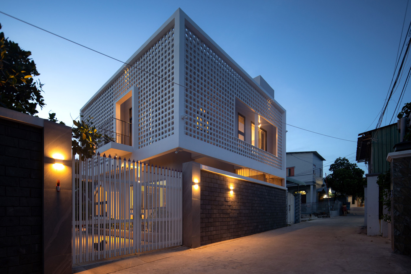 Khi lên đèn, ngôi nhà như một chiếc lồng đèn khổng lồ nhờ hiệu ứng gạch hoa gió.