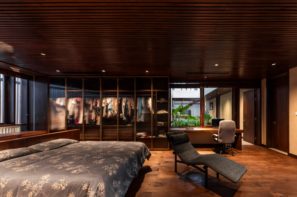 Gam màu trầm tối giúp không gian thêm sang trọng và thư giãn.