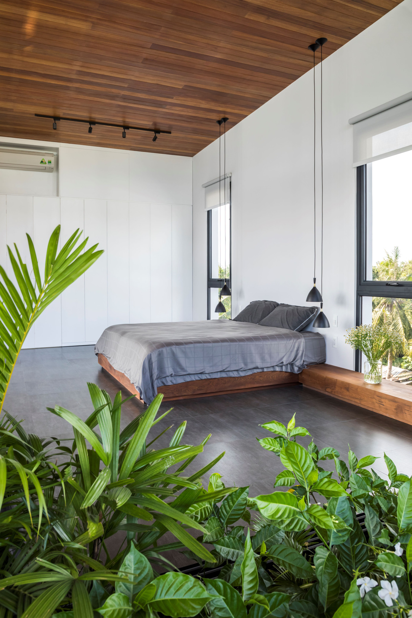 Cây xanh phủ bên ngoài phòng ngủ, tạo khung cảnh bình yên, trữ tình.