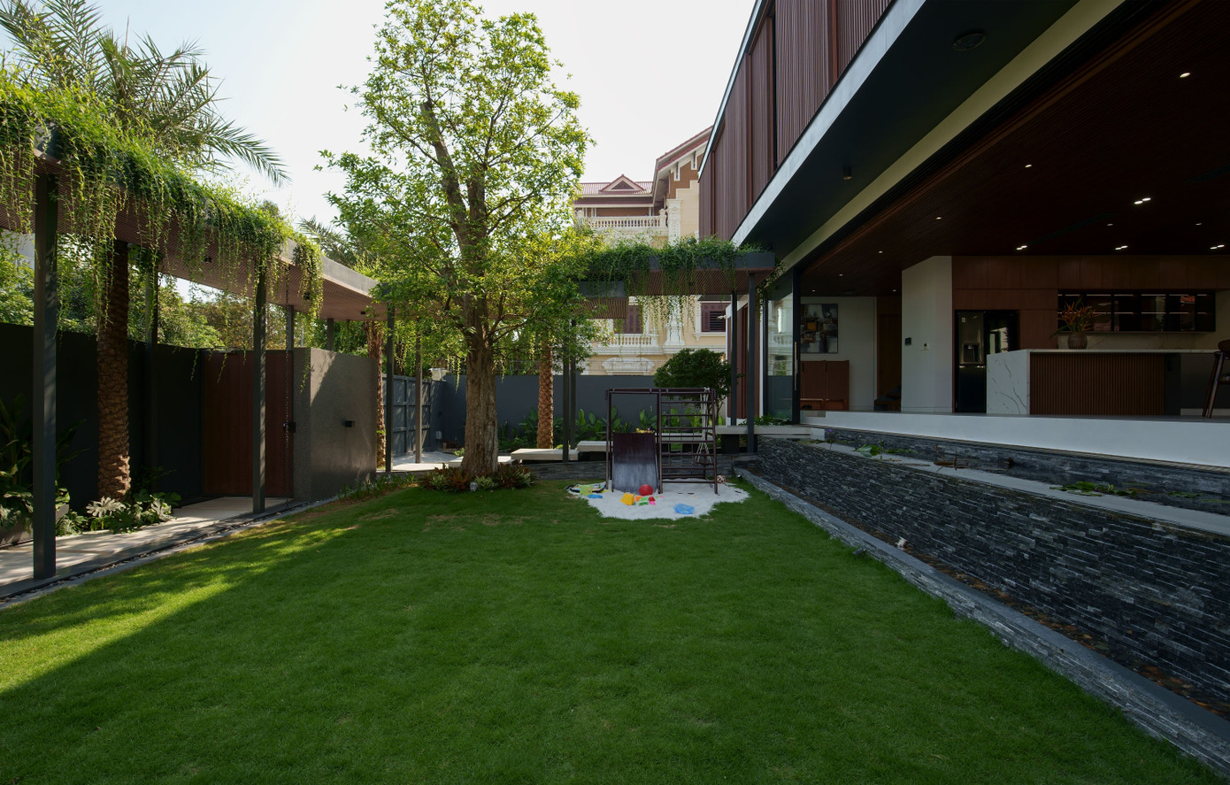 Sân cỏ rộng rãi trước nhà cũng là khu vui chơi cho trẻ nhỏ.