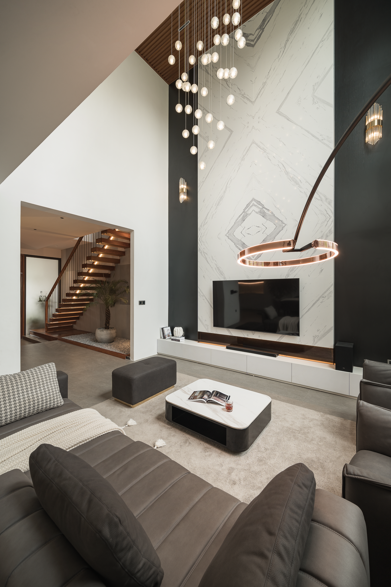 Phòng khách sáng sủa khi kết hợp ánh sáng tự nhiên và các loại đèn chùm, đèn treo tường. Phòng khách sáng sủa khi kết hợp ánh sáng tự nhiên và các loại đèn chùm, đèn treo tường.