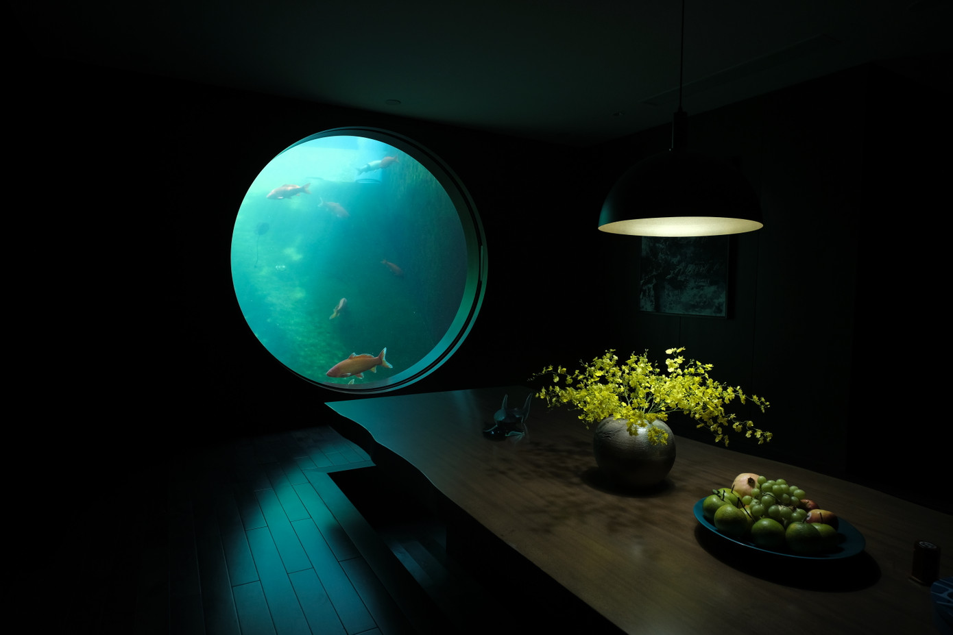 Từ không gian giải trí ở tầng hầm vẫn nhìn được cá Koi bơi lội.