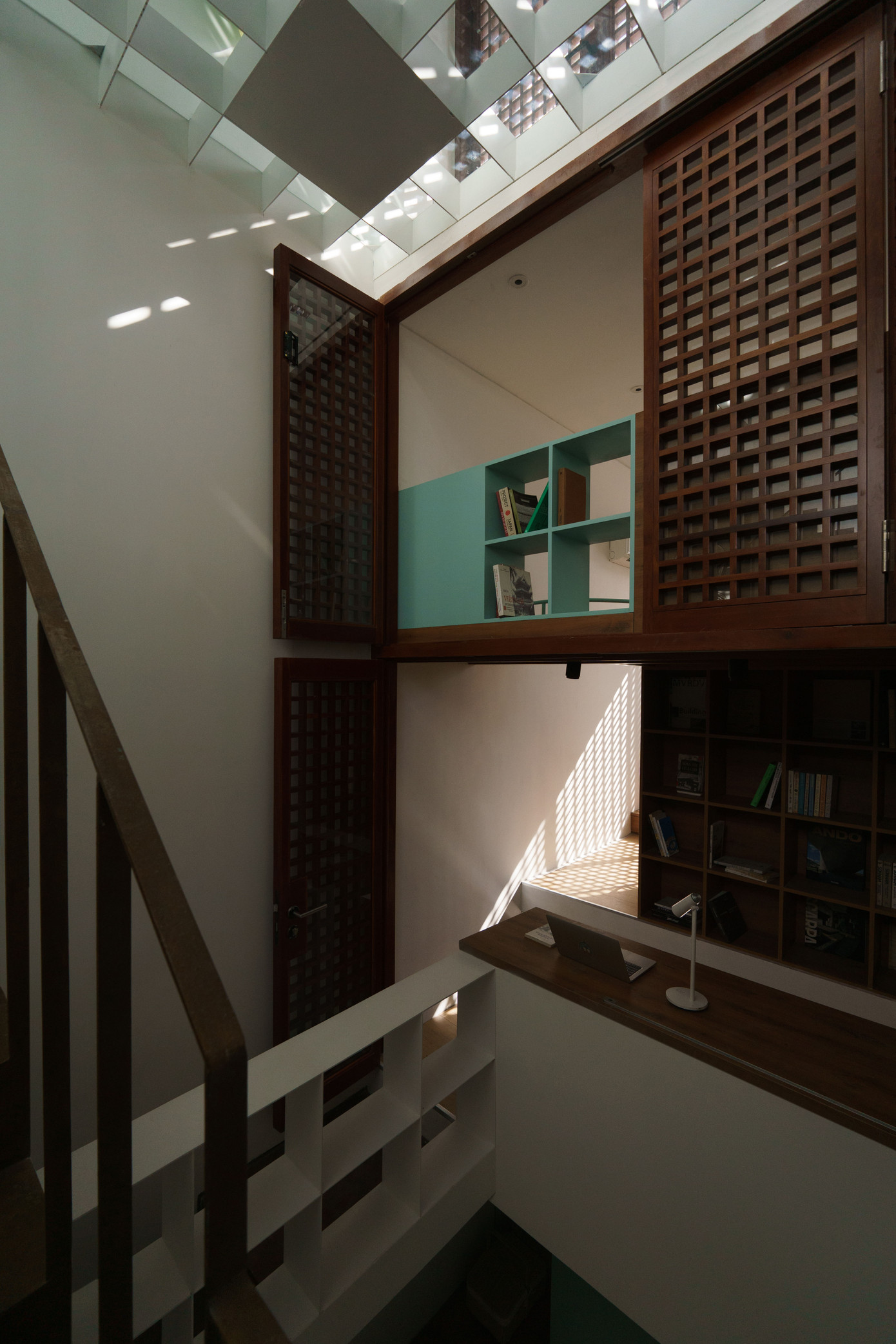 Những giá sách và đồ vật nhỏ phù hợp để vừa trang trí, vừa đáp ứng nhu cầu làm việc của gia chủ.