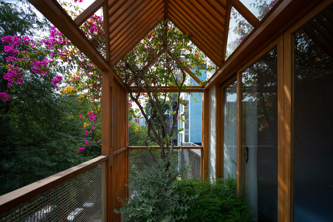 Hệ lam lá sách đón giúp căn hộ đón gió tự nhiên, kết hợp với cây xanh khiến không gian chan hòa, giảm tác hại từ hướng Tây. Hệ lam lá sách đón giúp căn hộ đón gió tự nhiên, kết hợp với cây xanh khiến không gian chan hòa, giảm tác hại từ hướng Tây.