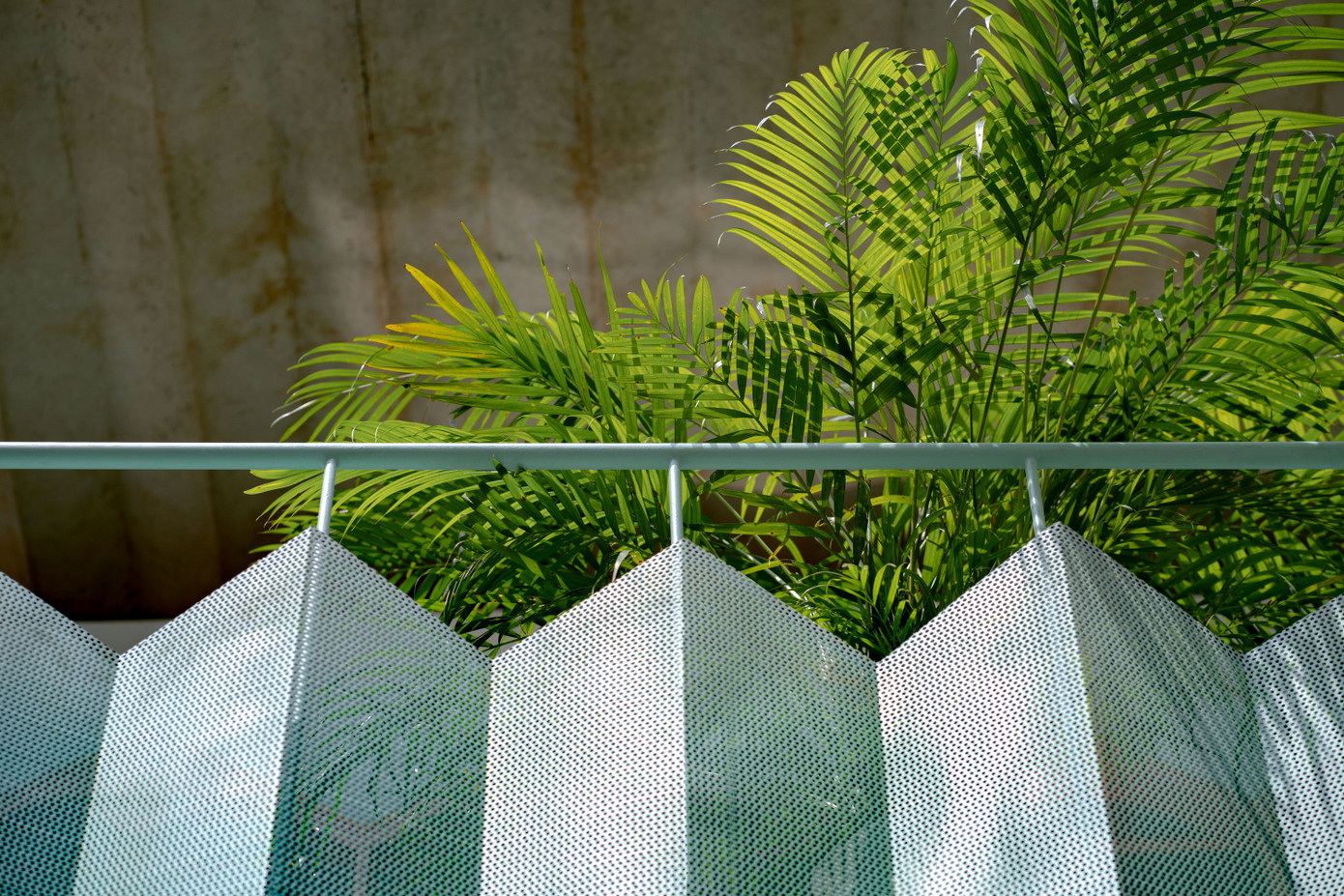 Cổng ngoài nhà đục lỗ nhỏ, vừa hạn chế tầm nhìn của người ngoài vào nhà, vừa khiến không gian trong nhà luôn thoáng mát. Cổng ngoài nhà đục lỗ nhỏ, vừa hạn chế tầm nhìn của người ngoài vào nhà, vừa khiến không gian trong nhà luôn thoáng mát.