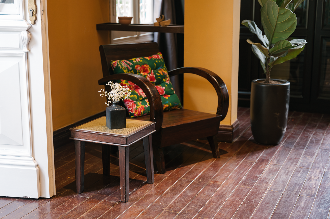 Sàn gỗ được giữ nguyên, khiến không gian thêm phần hoài cổ.