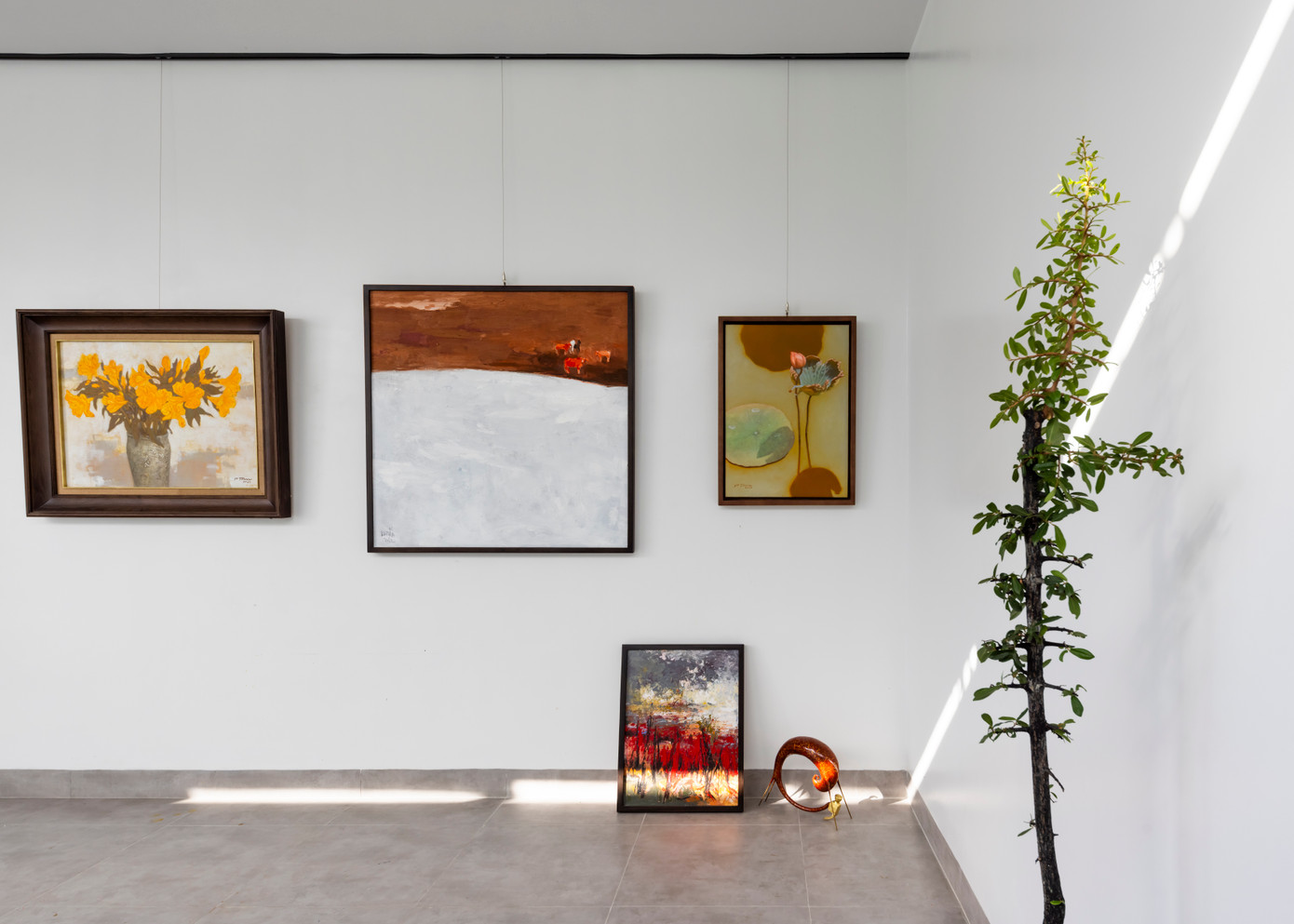 Phòng trưng bày là những bức ảnh của người họa sĩ, gia chủ ngôi nhà.