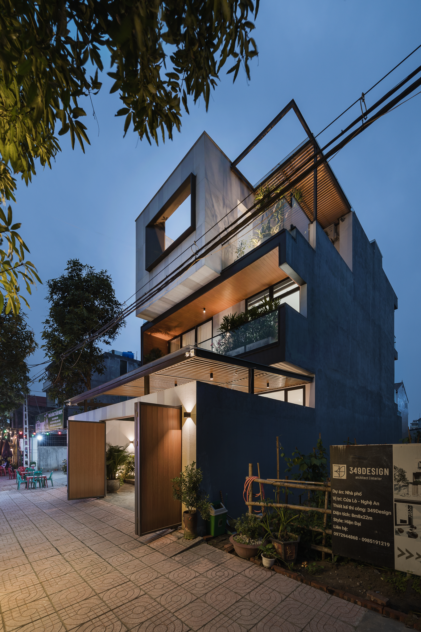 Tầng 3 nhô ra 2m6 về phía trước, có cùng tông màu với cổng tường tầng 1. Tầng 3 nhô ra 2m6 về phía trước, có cùng tông màu với cổng tường tầng 1.