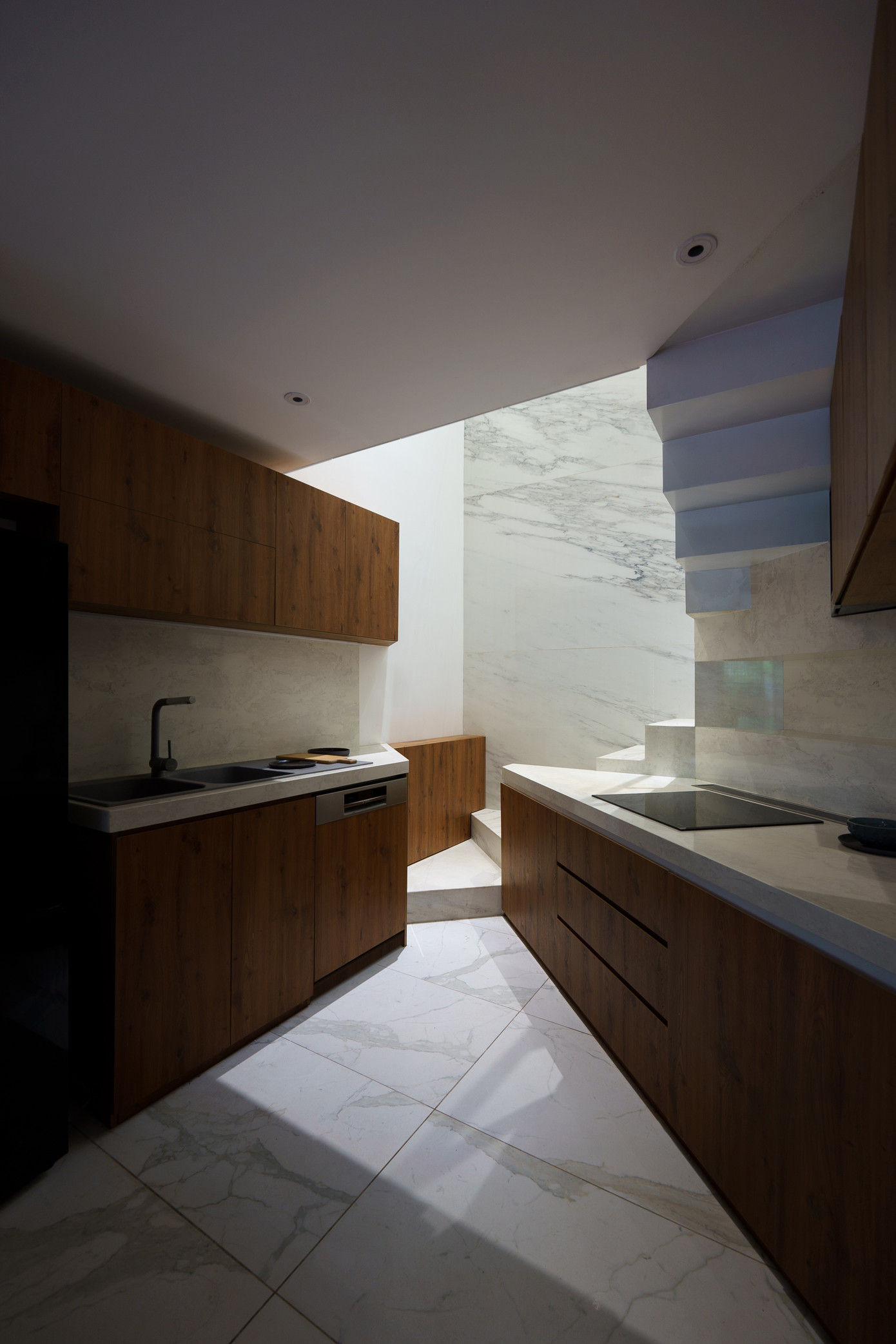 Diện tích nhỏ và chiều cao thấp nên các KTS cần phải nén không gian, bố trí vật dụng vừa đủ.