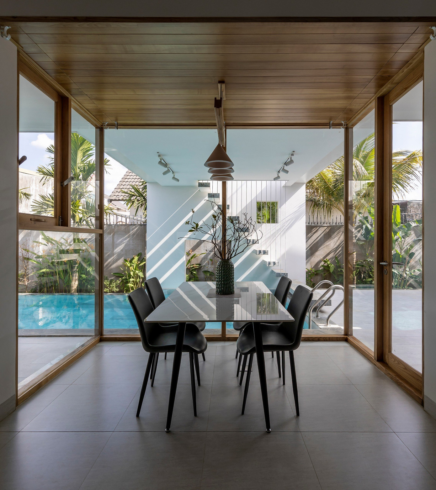 Phần mái của hồ bơi không chỉ có tác dụng che chắn nắng mà còn có thể sử dụng làm nơi hóng mát lý tưởng, cầu thang dây cáp dẫn lên mái là điểm nhấn tạo nên sự nhẹ nhàng, bay bổng cho kiến trúc.