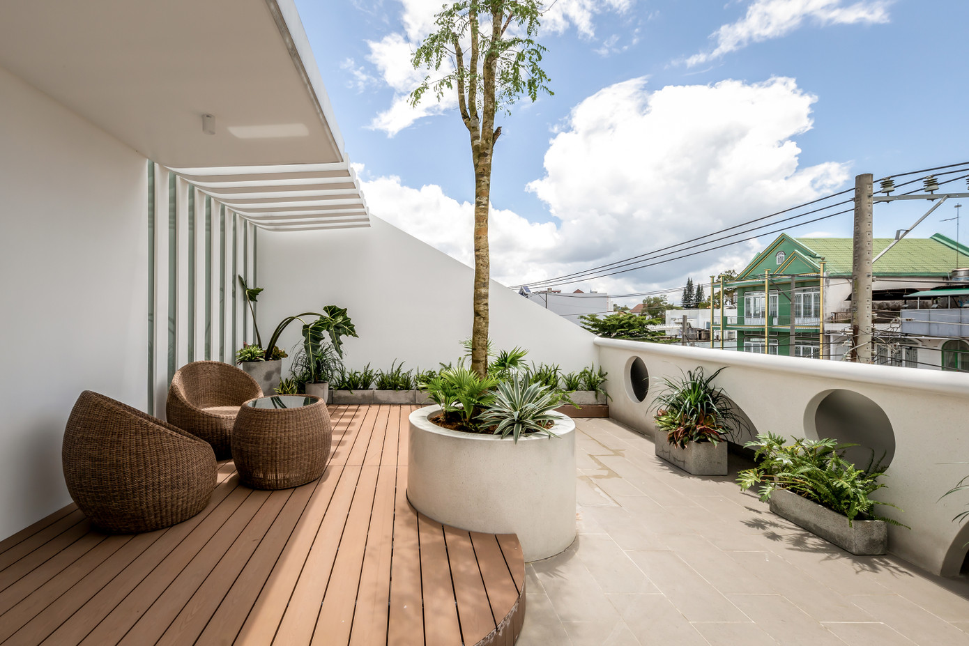 Ban công, hành lang cũng là nơi kết nối mọi người.