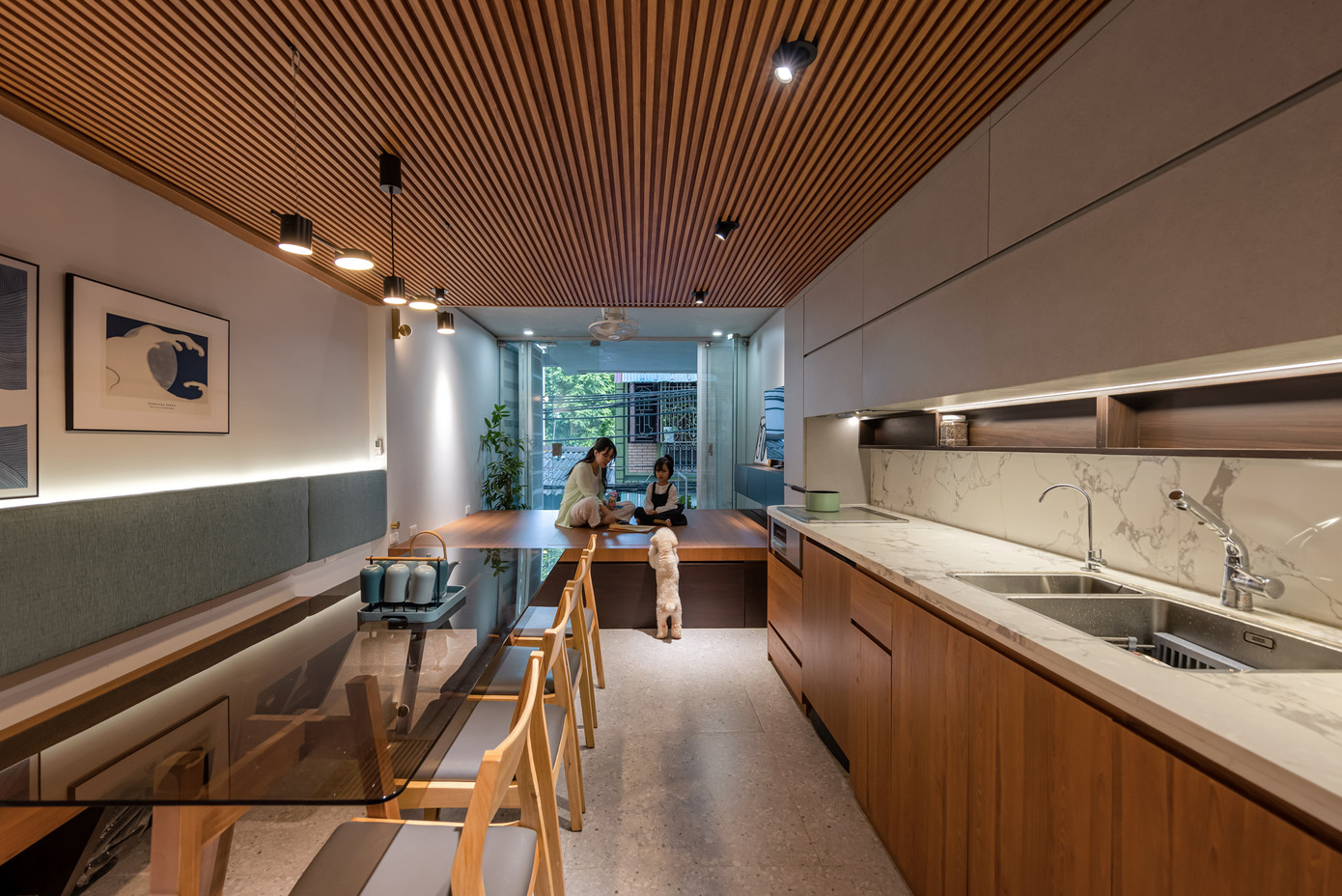 Phòng bếp, ăn được trang bị đầy đủ, kết hợp với hệ đèn treo tường, cân bằng và hài hòa ánh sáng trong không gian. Phòng bếp, ăn được trang bị đầy đủ, kết hợp với hệ đèn treo tường, cân bằng và hài hòa ánh sáng trong không gian.